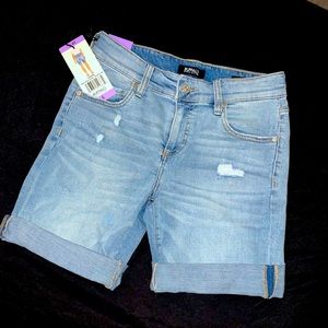 Mid rise distressed Bermuda shorts